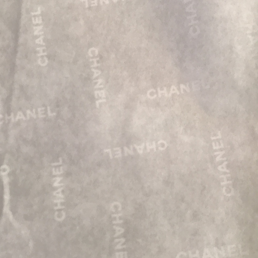 🌸NEW🌸 Chanel large gift box with tissue paper & shredded paper - Picture 9 of 15